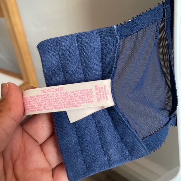 Victoria’s Secret navy blue laced bra 32C - Picture 7 of 7